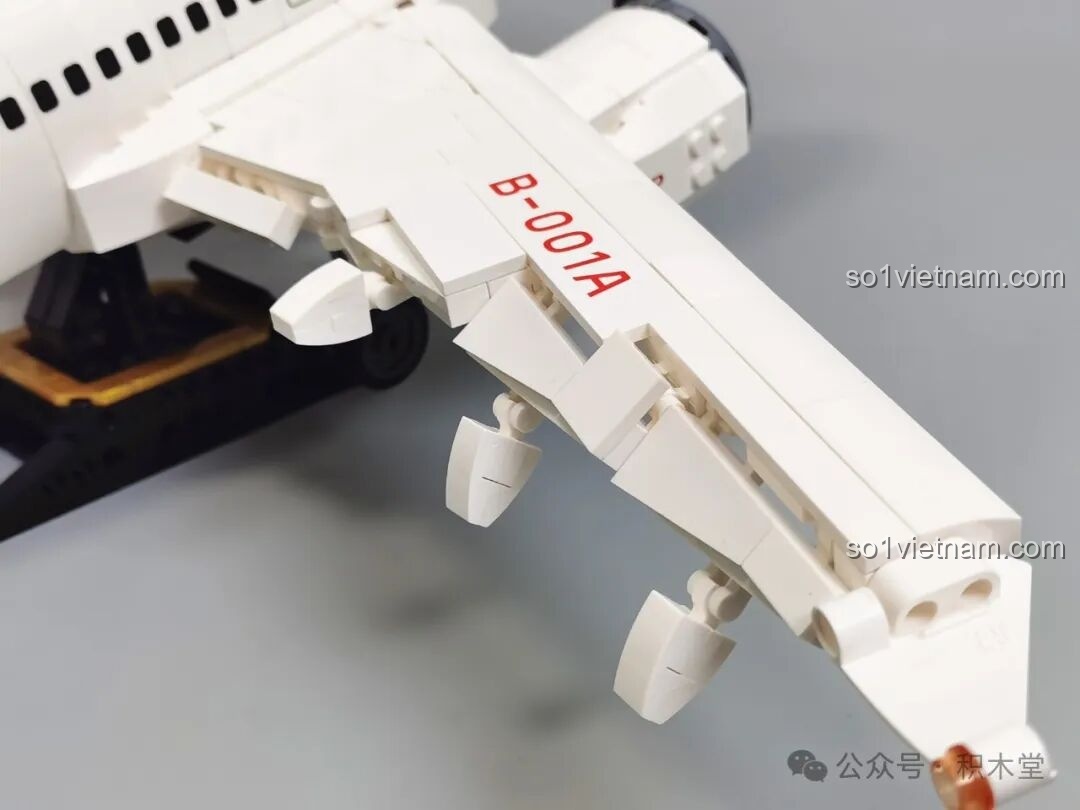 Góc nhìn ngang của mô hình máy bay C919, thể hiện rõ các chi tiết thân và động cơ với bánh xe hạ cánh của đồ chơi mô hình Máy bay chở khách C919 TOP TOY TC1210.