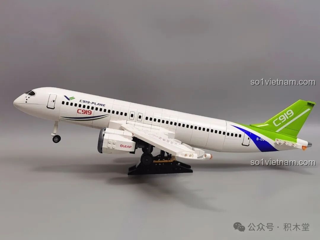 Góc nhìn nghiêng của mô hình máy bay C919, cho thấy thiết kế khí động học và các chi tiết tinh xảo của đồ chơi mô hình Máy bay chở khách C919 TOP TOY TC1210.