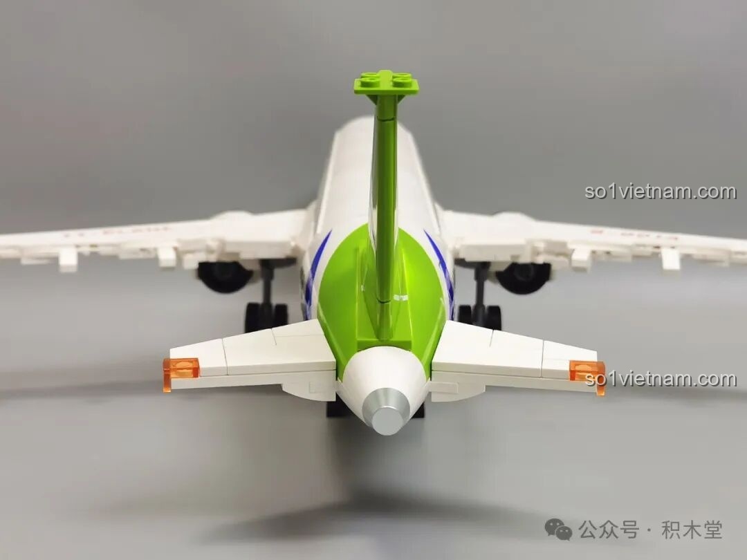 Góc nhìn trực diện từ phía sau của mô hình máy bay C919, thể hiện sự cân đối và các chi tiết cánh đuôi của đồ chơi mô hình Máy bay chở khách C919 TOP TOY TC1210.