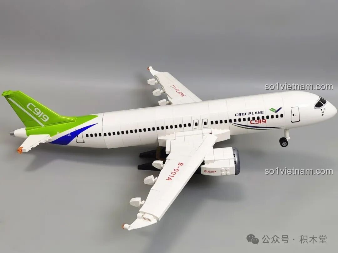 Góc nhìn từ trên cao xuống của mô hình máy bay C919, thể hiện toàn bộ sải cánh và thân máy bay của đồ chơi mô hình Máy bay chở khách C919 TOP TOY TC1210.