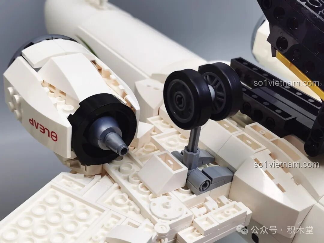 Góc nhìn trực diện từ phía trước của mô hình máy bay C919 với bánh xe hạ cánh, sẵn sàng cho chuyến bay của đồ chơi mô hình Máy bay chở khách C919 TOP TOY TC1210.