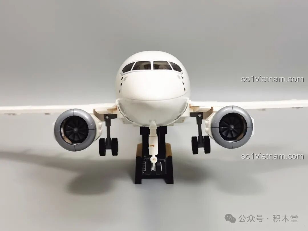 Góc nhìn trực diện từ phía trước của mô hình máy bay C919 sau khi hoàn thành, thể hiện sự uy nghi và chi tiết của đồ chơi mô hình Máy bay chở khách C919 TOP TOY TC1210.