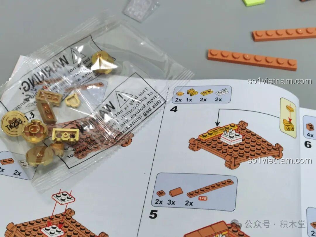 Cận cảnh các chi tiết mạ vàng và sách hướng dẫn của bộ Nanci mùa Xuân, cho thấy chất lượng và sự tinh xảo của mảnh ghép.