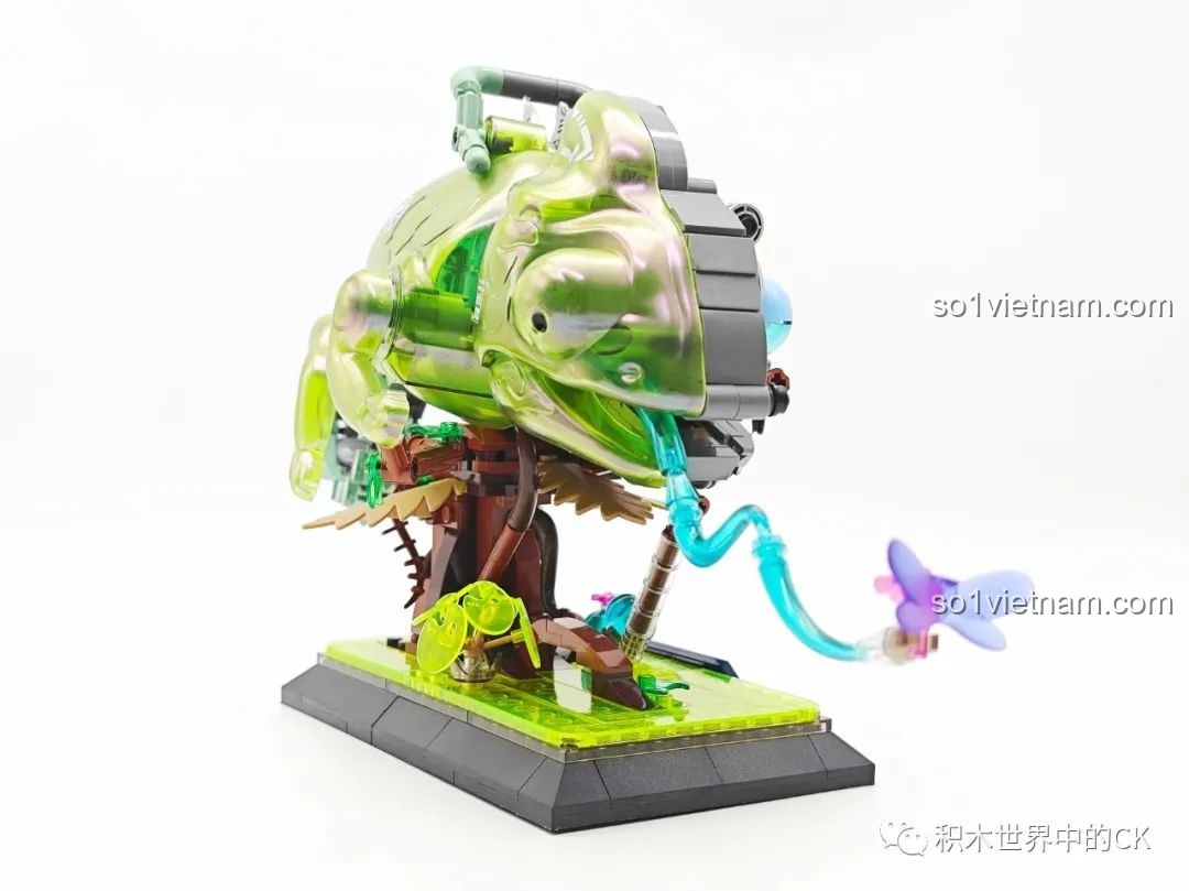 Cận cảnh bệ đỡ của mô hình Biến Thể Cơ Khí Tắc Kè Hoa Neon TC2101 với bảng tên và thực vật.