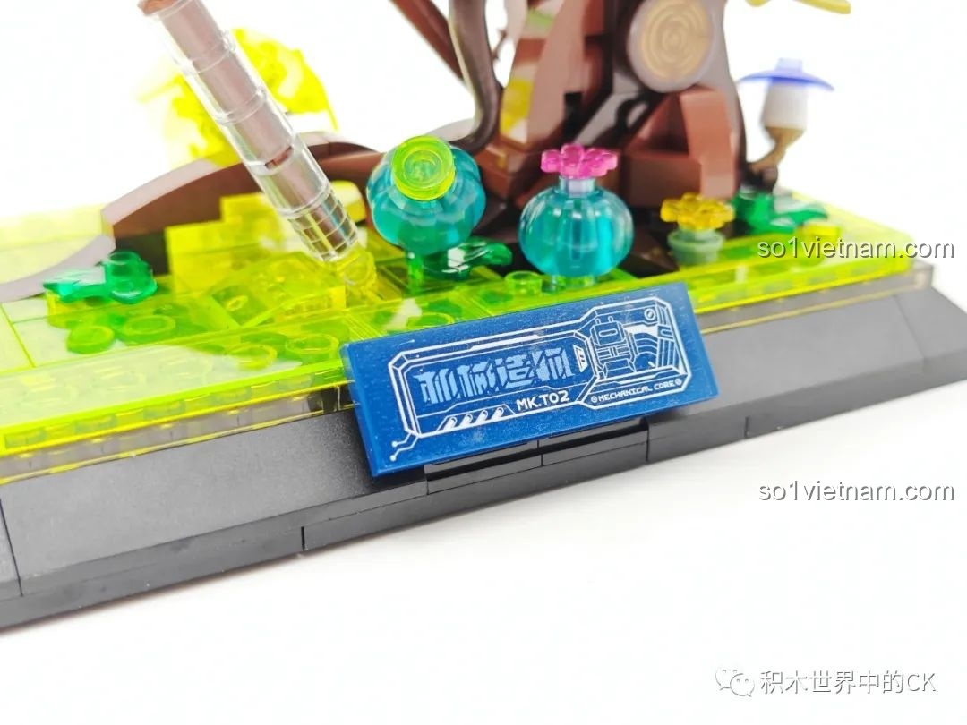 Cận cảnh chi tiết thực vật nhỏ trên bệ đỡ của mô hình TOP TOY TC2101 Tắc Kè Hoa Robot.