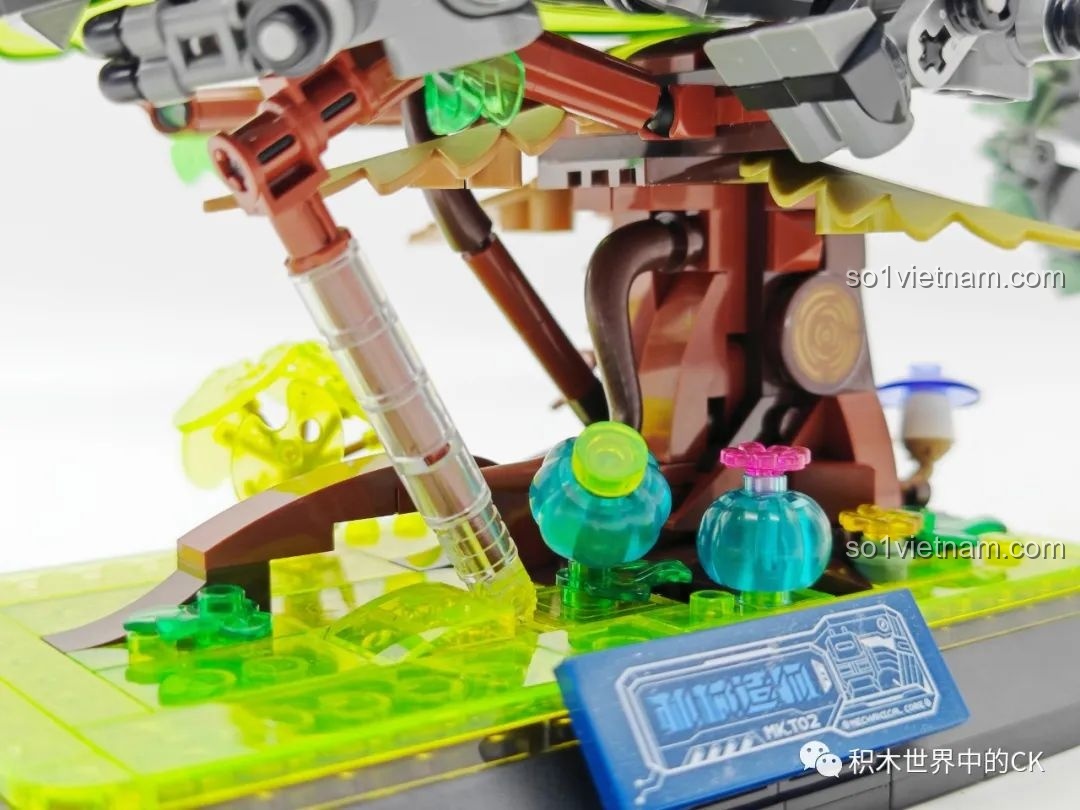 Cận cảnh con bướm nhỏ trên đầu lưỡi của Biến Thể Cơ Khí Tắc Kè Hoa Neon TC2101.