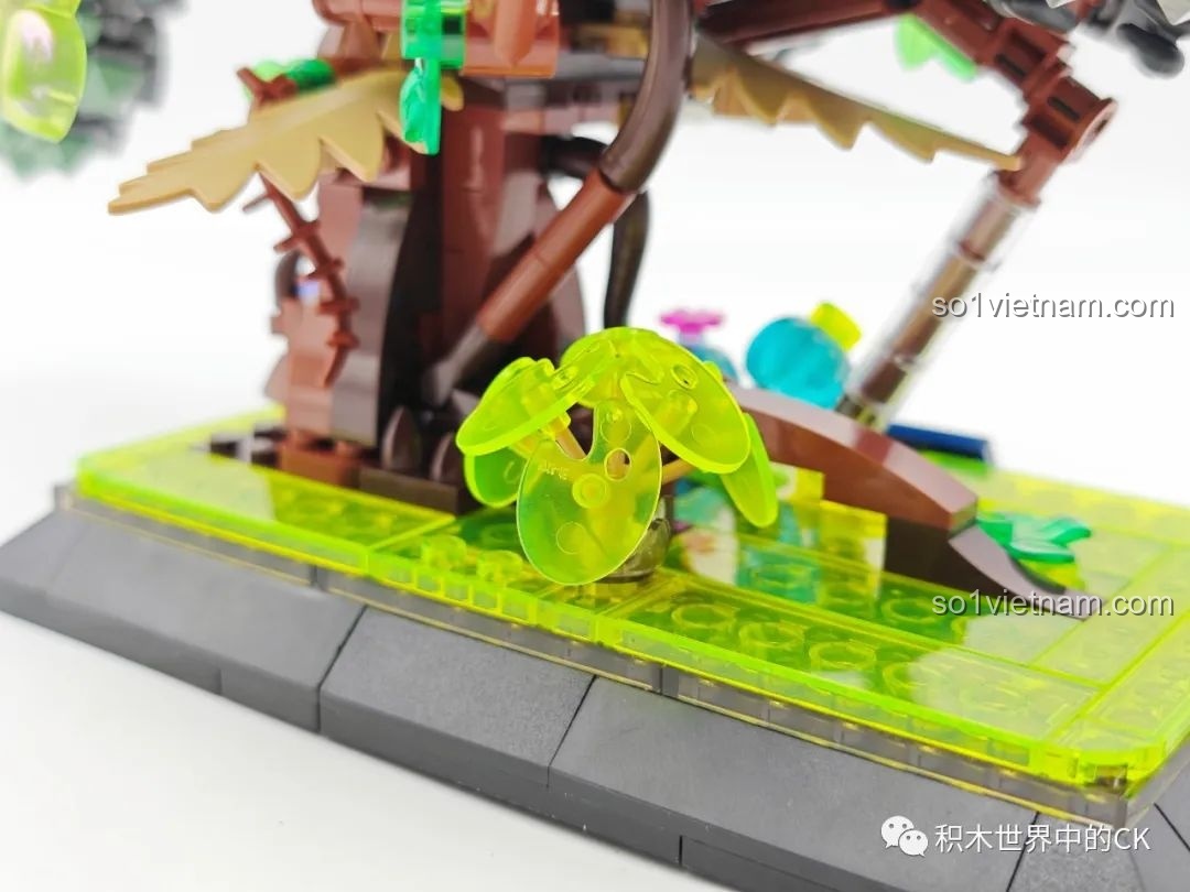 Cận cảnh phần đầu của Biến Thể Cơ Khí Tắc Kè Hoa Neon TC2101 với đôi mắt to tròn và chi tiết máy móc.