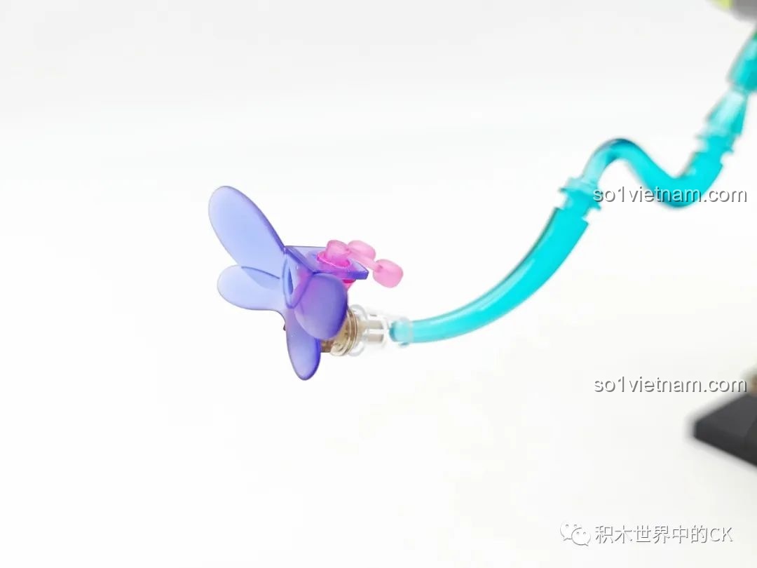 Cận cảnh phần đầu của Biến Thể Cơ Khí Tắc Kè Hoa Neon TC2101 từ góc khác, nổi bật lưỡi săn mồi.