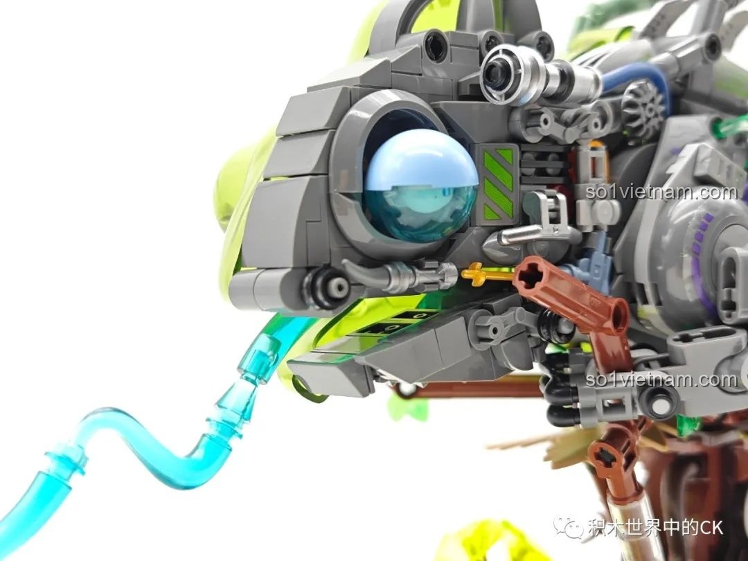 Cận cảnh phần đầu của Biến Thể Cơ Khí Tắc Kè Hoa Neon TC2101 với các chi tiết cơ khí tinh xảo.