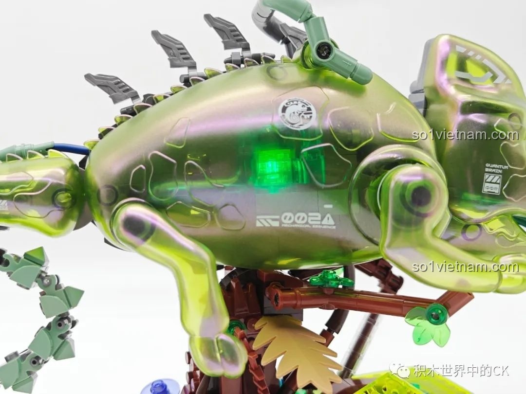 Cận cảnh các chi tiết máy móc phức tạp trên thân của Biến Thể Cơ Khí Tắc Kè Hoa Neon TC2101.