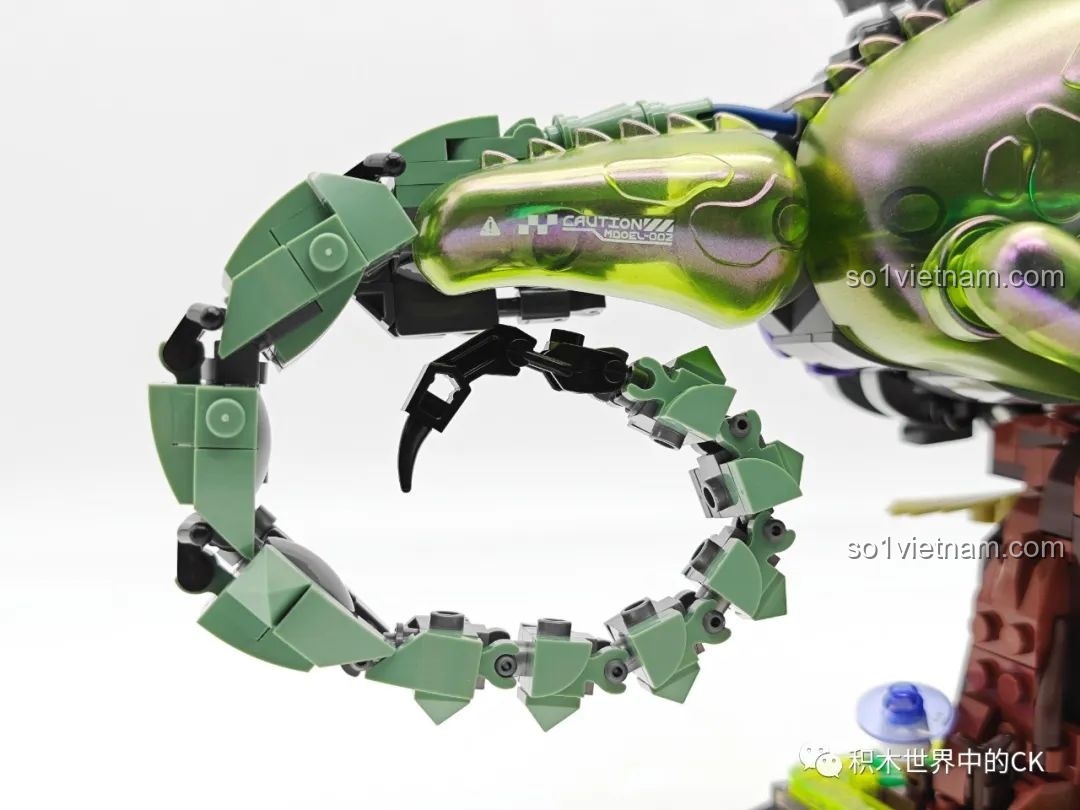 Cận cảnh các chi tiết máy móc và khớp nối của Biến Thể Cơ Khí Tắc Kè Hoa Neon TC2101.