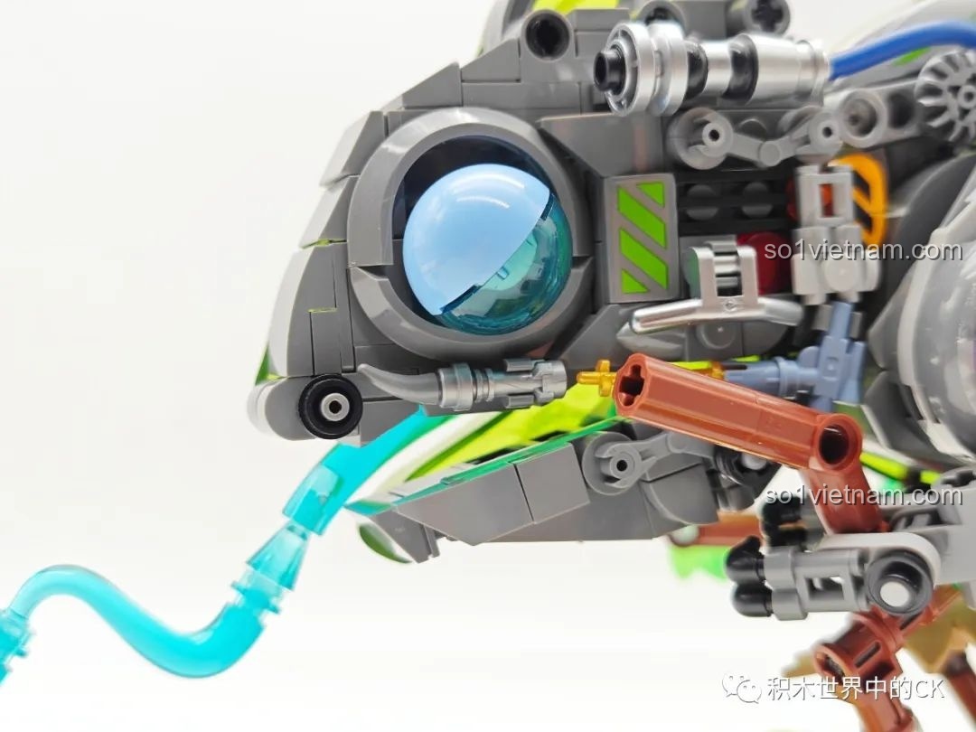 Cận cảnh phần thân của Biến Thể Cơ Khí Tắc Kè Hoa Neon TC2101 với các ống dẫn và bánh răng.