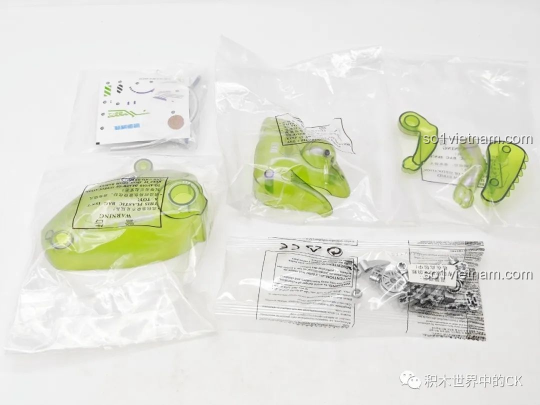 Các mảnh lớn đặc biệt và chi tiết trong suốt của bộ lắp ghép Biến Thể Cơ Khí Tắc Kè Hoa Neon TC2101.