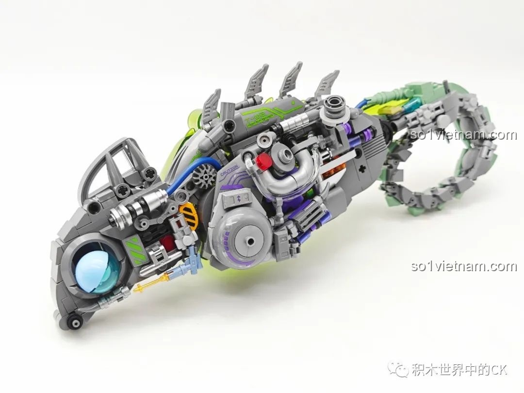 Phần đuôi và thân của Biến Thể Cơ Khí Tắc Kè Hoa Neon TC2101 đang được lắp ráp, thể hiện sự phức tạp.