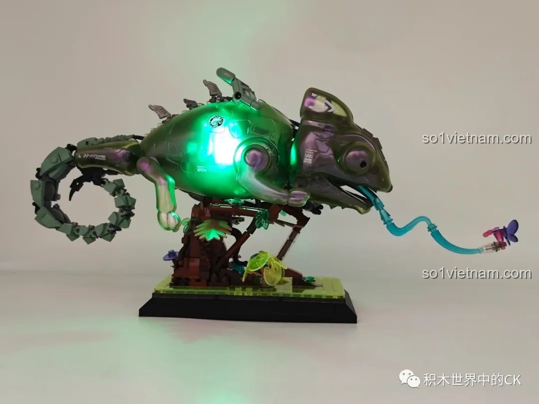 Mô hình Biến Thể Cơ Khí Tắc Kè Hoa Neon TC2101 với đèn LED sáng từ góc nhìn khác, nổi bật chi tiết.
