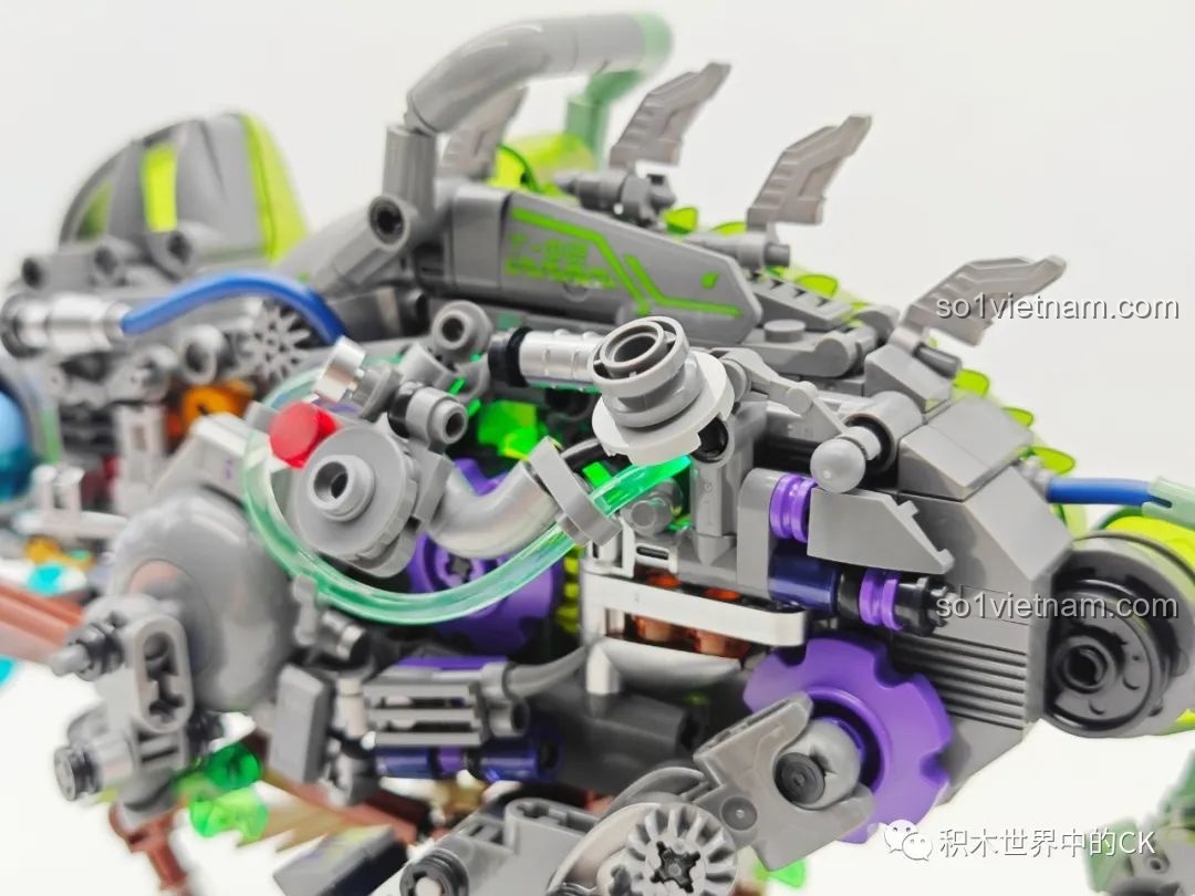 Cận cảnh lớp vỏ ngoài trong suốt, ánh kim của Biến Thể Cơ Khí Tắc Kè Hoa Neon TC2101.