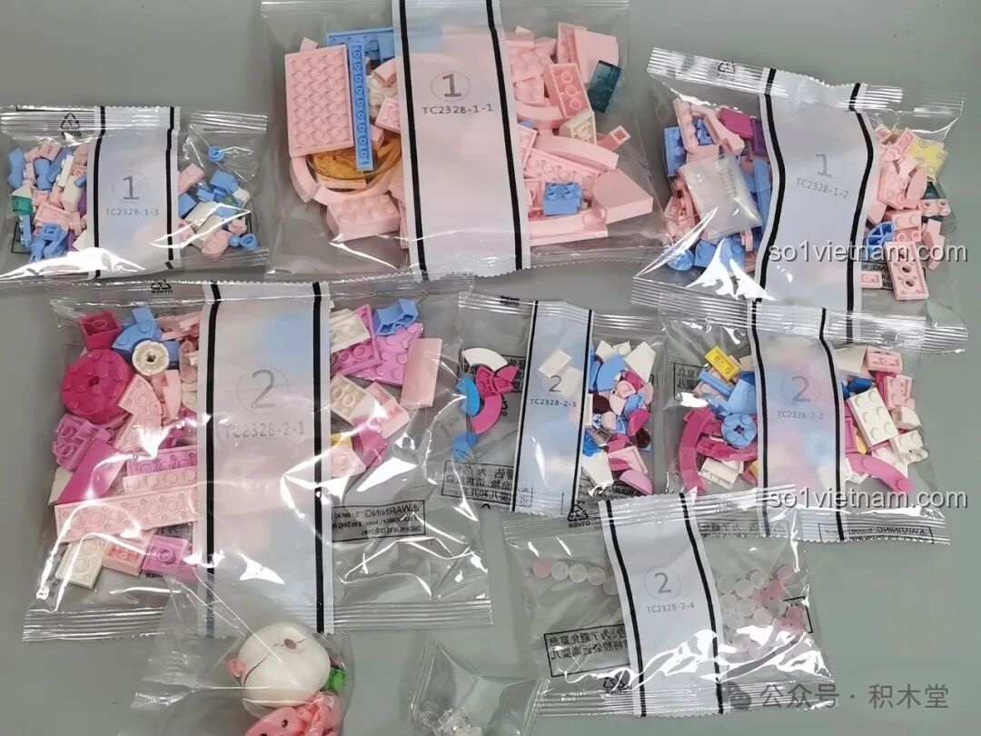 Các túi mảnh ghép của bộ TOP TOY TC2328 Bồn tắm của Loopy được đánh số thứ tự rõ ràng, giúp việc lắp ráp dễ dàng hơn.