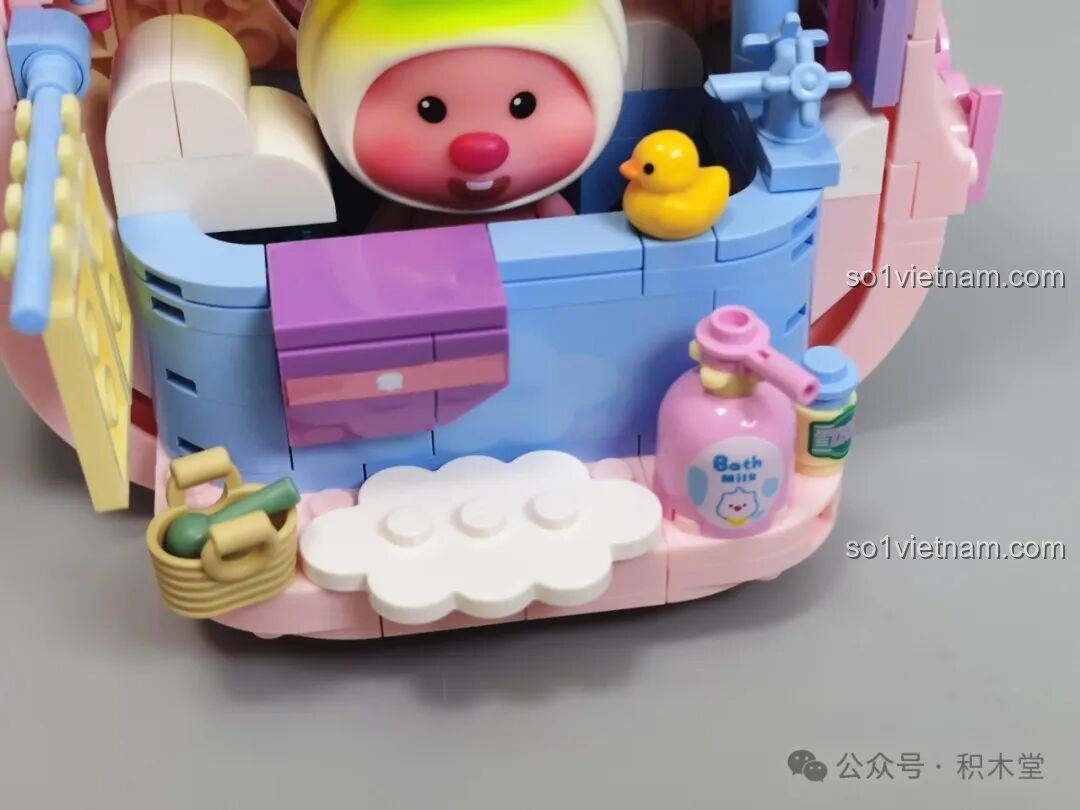 Cận cảnh các phụ kiện trang trí trong bộ TOP TOY TC2328 như giỏ đồ, chai sữa tắm, thảm tắm hình đám mây.