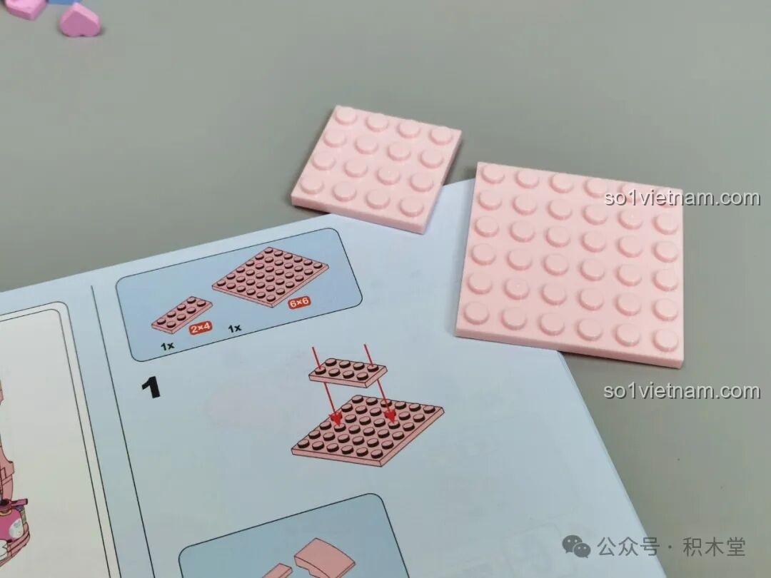 Một bước lắp ráp trong sách hướng dẫn của TOP TOY TC2328, có ghi chú kích thước mảnh ghép 6x6 giúp người chơi không bị nhầm lẫn.