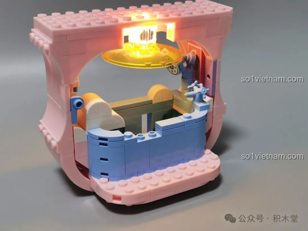 Quá trình lắp ráp mô hình TOP TOY TC2328 với khối đèn LED đã được bật sáng, tạo hiệu ứng ấm áp.