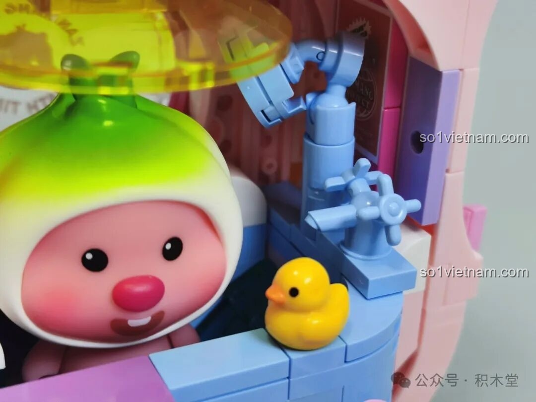 Cận cảnh Loopy đang ngồi thư giãn trong bồn tắm cùng chú vịt vàng, một cảnh tượng đáng yêu từ bộ TOP TOY TC2328.