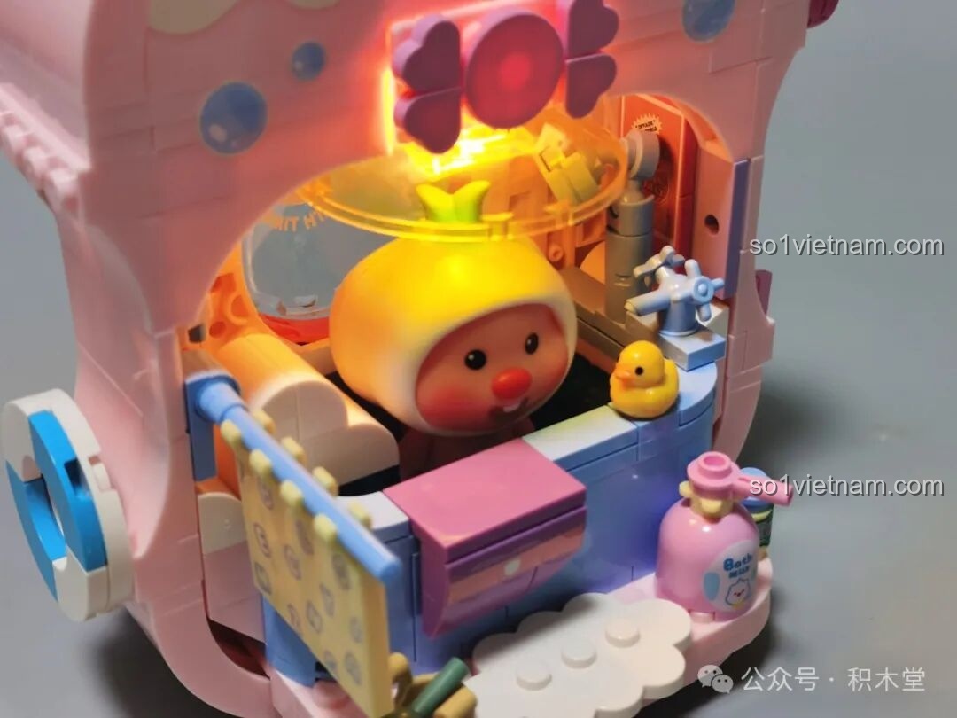Mô hình TOP TOY TC2328 Bồn tắm của Loopy được bật đèn LED, tạo ra ánh sáng vàng ấm áp, lung linh.