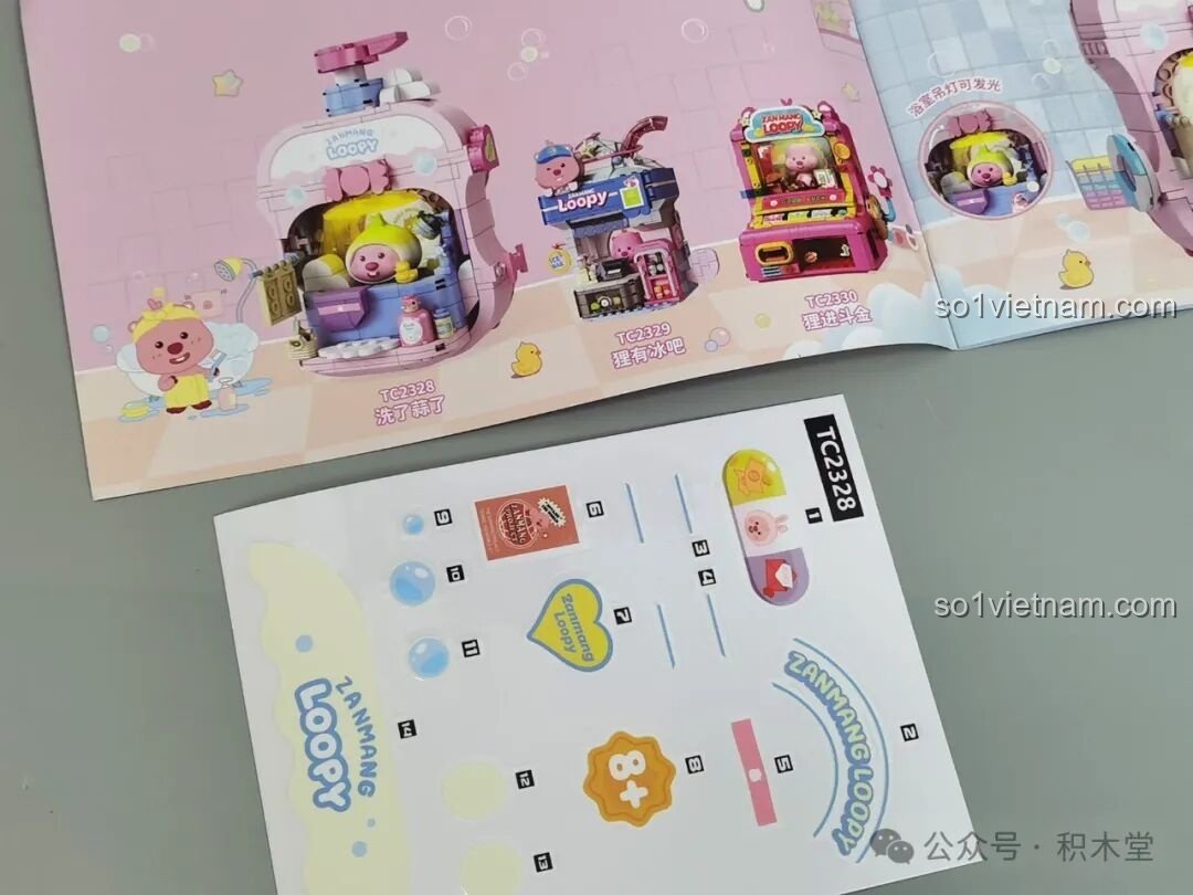 Tờ sticker và decal chuyển đi kèm bộ TOP TOY TC2328, dùng để trang trí cho mô hình Bồn tắm của Loopy thêm sinh động.