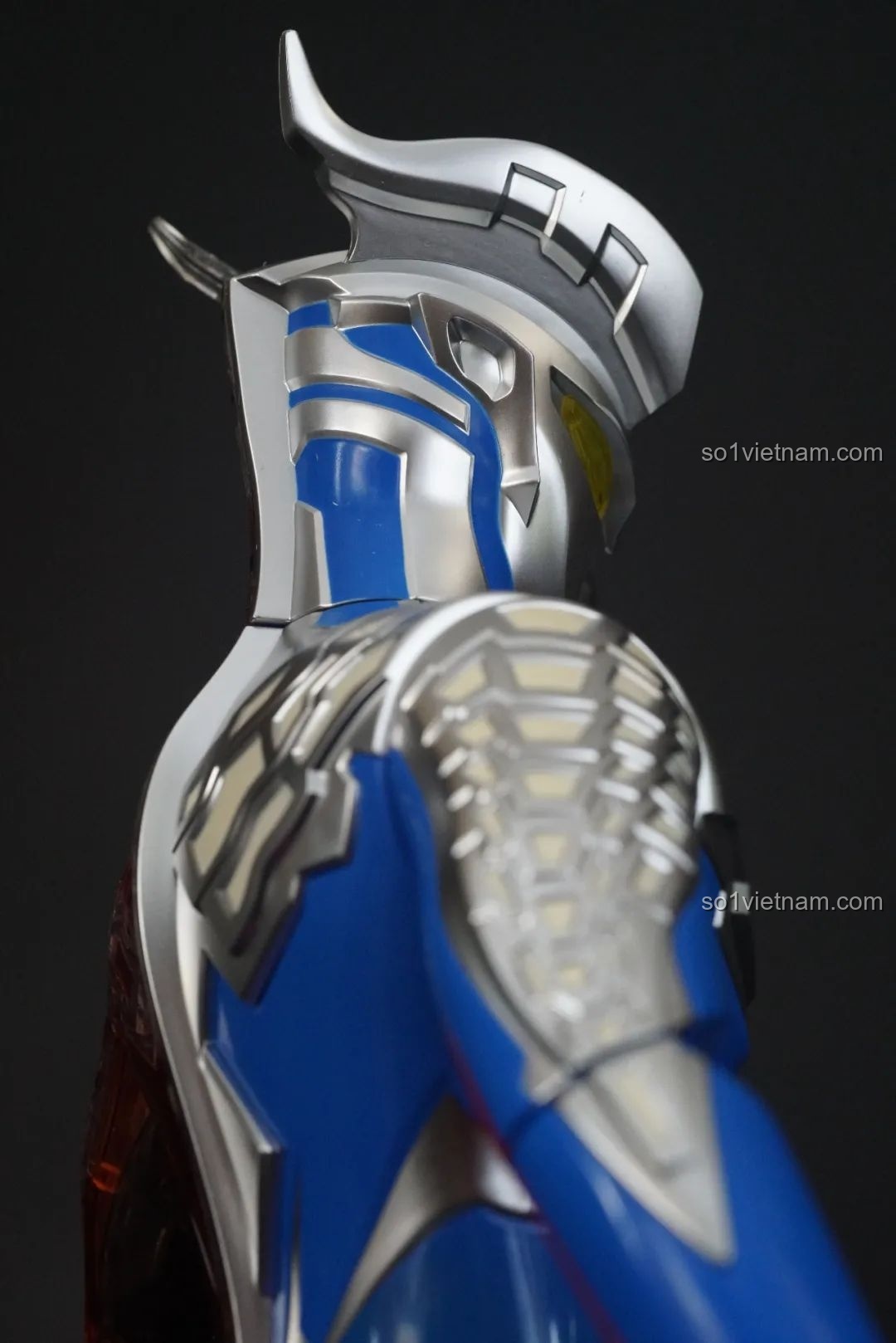 Cận cảnh đầu Ultraman Zero từ góc nghiêng, làm nổi bật thiết kế sừng và phần giáp bạc của mô hình TC2414.