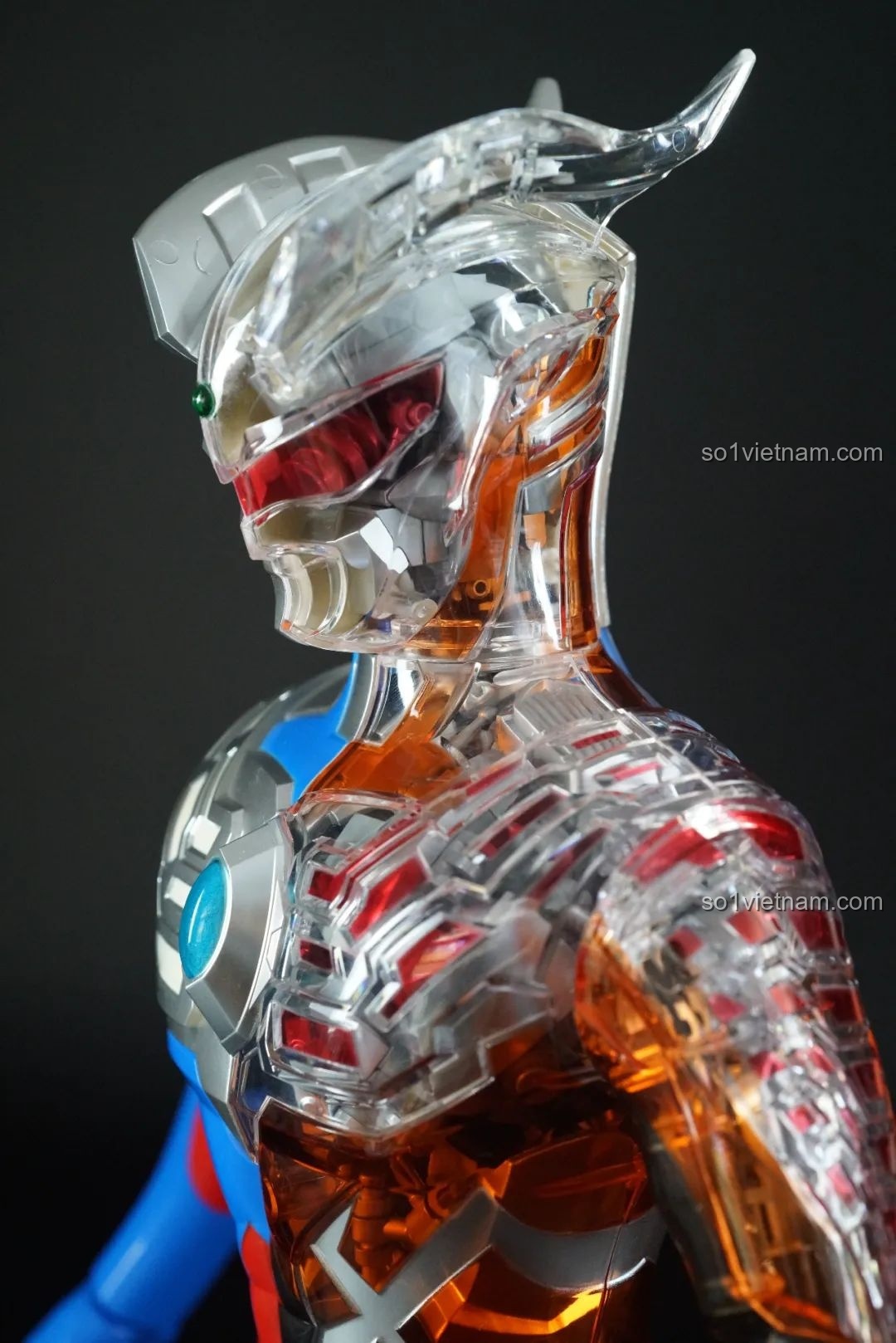 Cận cảnh đôi mắt nghiêng của mô hình Ultraman Zero: Darklops Zero TC2414, làm nổi bật chi tiết và độ trong suốt của phần Darklops Zero.
