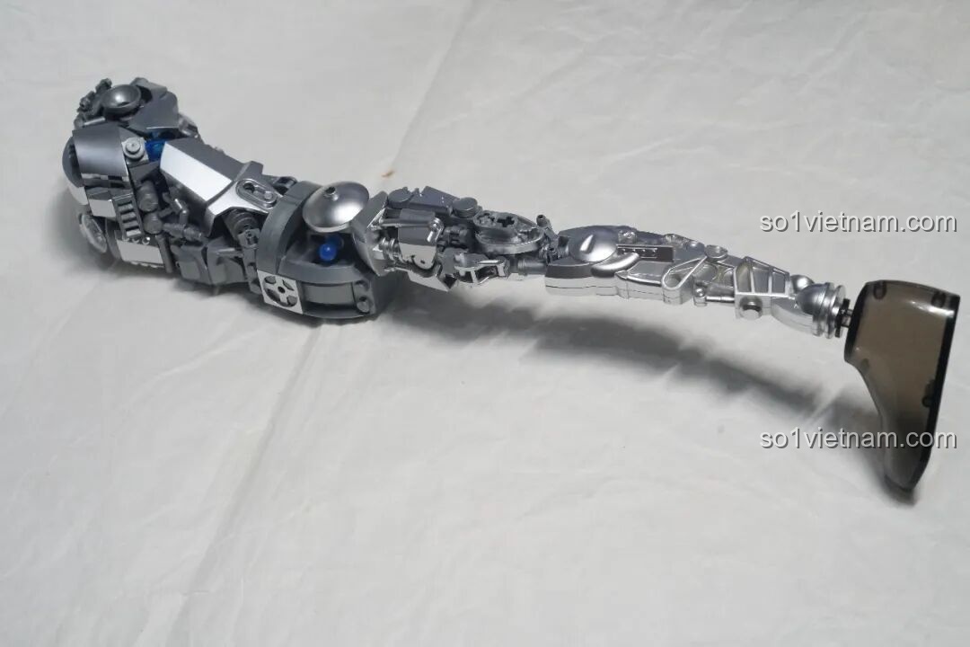 Phần chân của mô hình Ultraman Zero: Darklops Zero TC2414 đã hoàn thiện, thể hiện sự chắc chắn và khớp nối tốt.