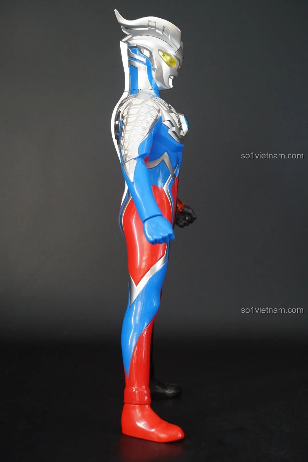 Góc nhìn cạnh trái của mô hình Ultraman Zero: Darklops Zero TC2414, thể hiện rõ phần Ultraman Zero với màu xanh đỏ đặc trưng.