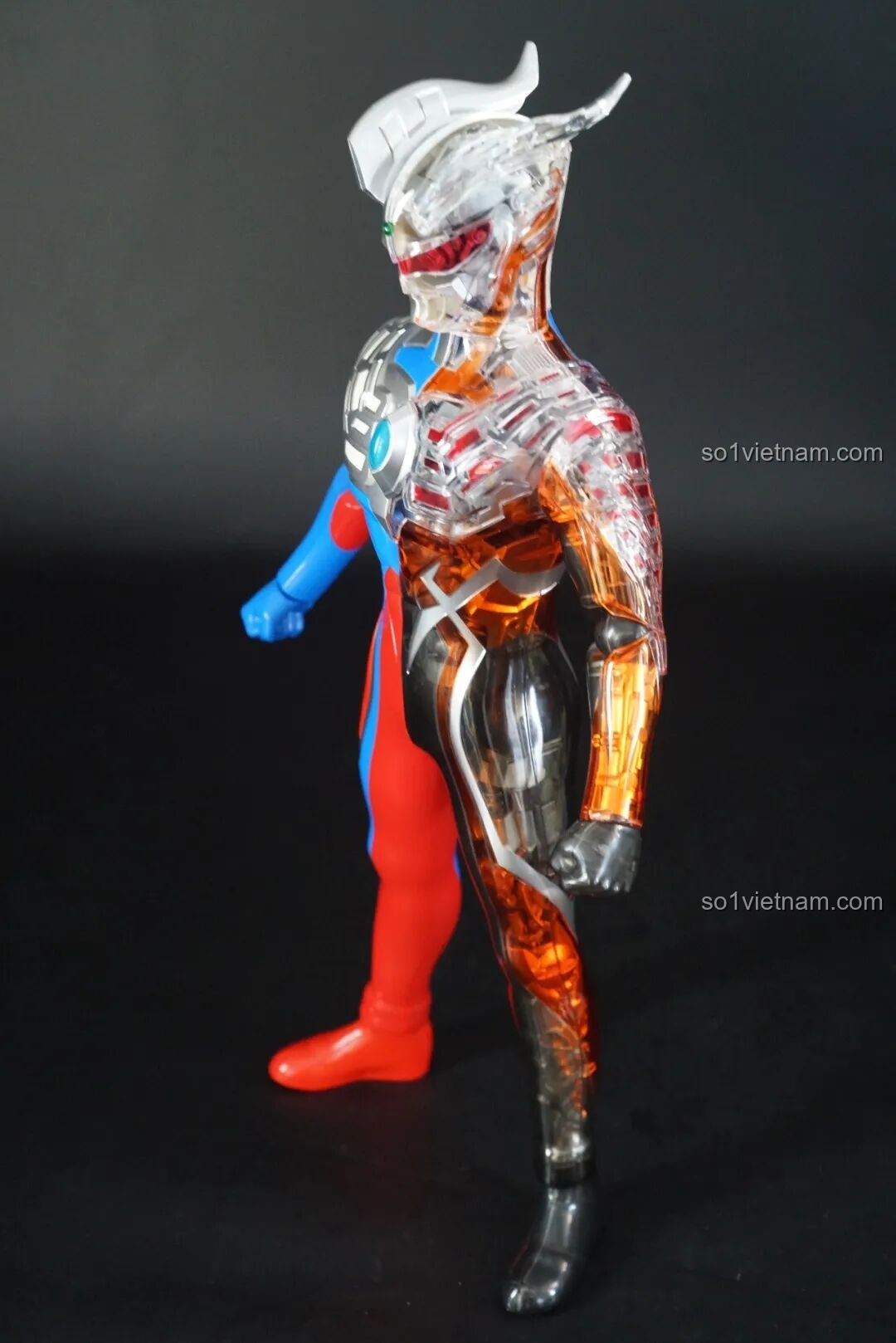 Mô hình Ultraman Zero: Darklops Zero TC2414 nhìn từ góc chéo khác, làm nổi bật các chi tiết giáp và độ bóng của vật liệu.