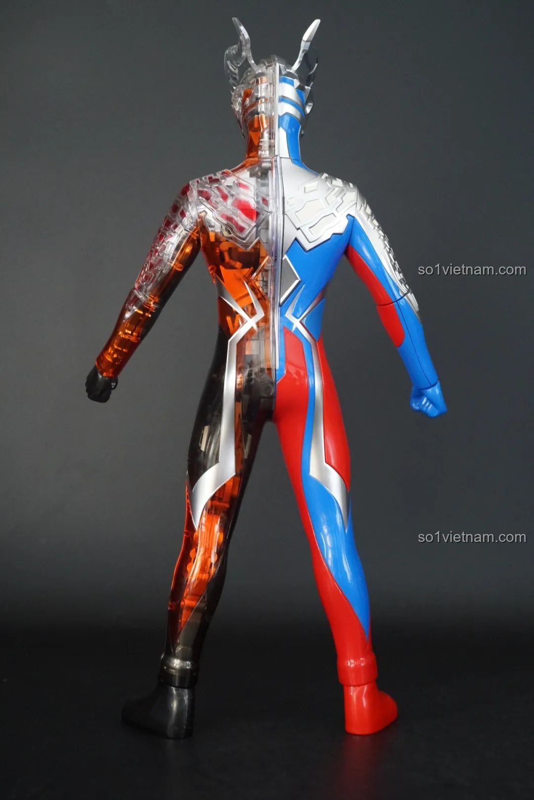 Mặt lưng của mô hình Ultraman Zero: Darklops Zero TC2414, thể hiện các chi tiết giáp và sự chuyển tiếp màu sắc giữa hai nửa.