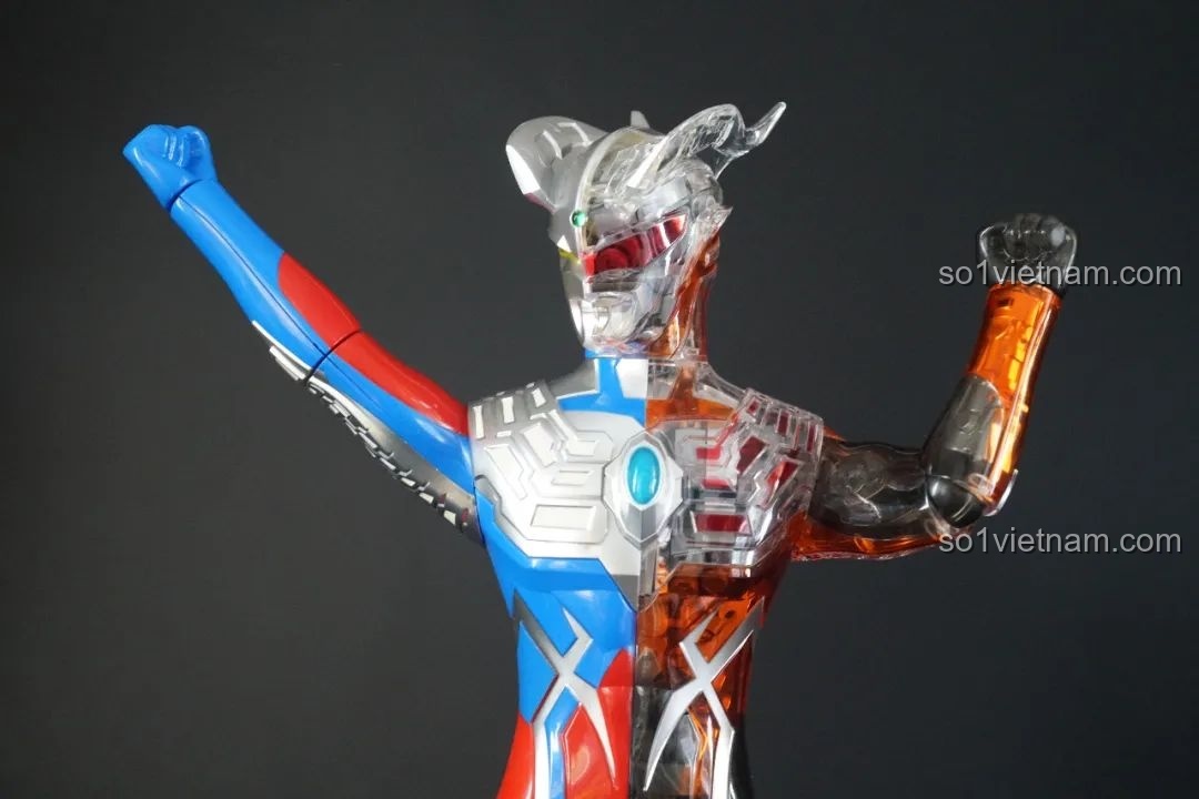 Mô hình Ultraman Zero: Darklops Zero TC2414 hoàn thiện với tư thế giơ tay mạnh mẽ, thể hiện sự linh hoạt của các khớp nối.