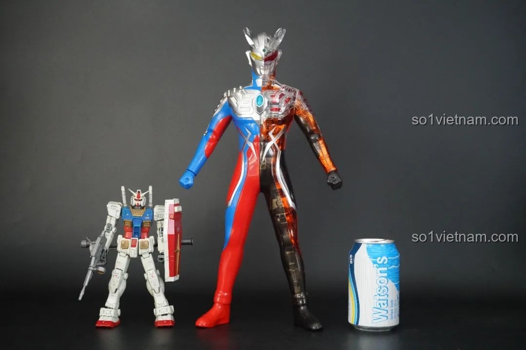 Mô hình Ultraman Zero: Darklops Zero TC2414 đã hoàn thiện, đứng cạnh mô hình Gundam và lon nước ngọt để so sánh kích thước ấn tượng.