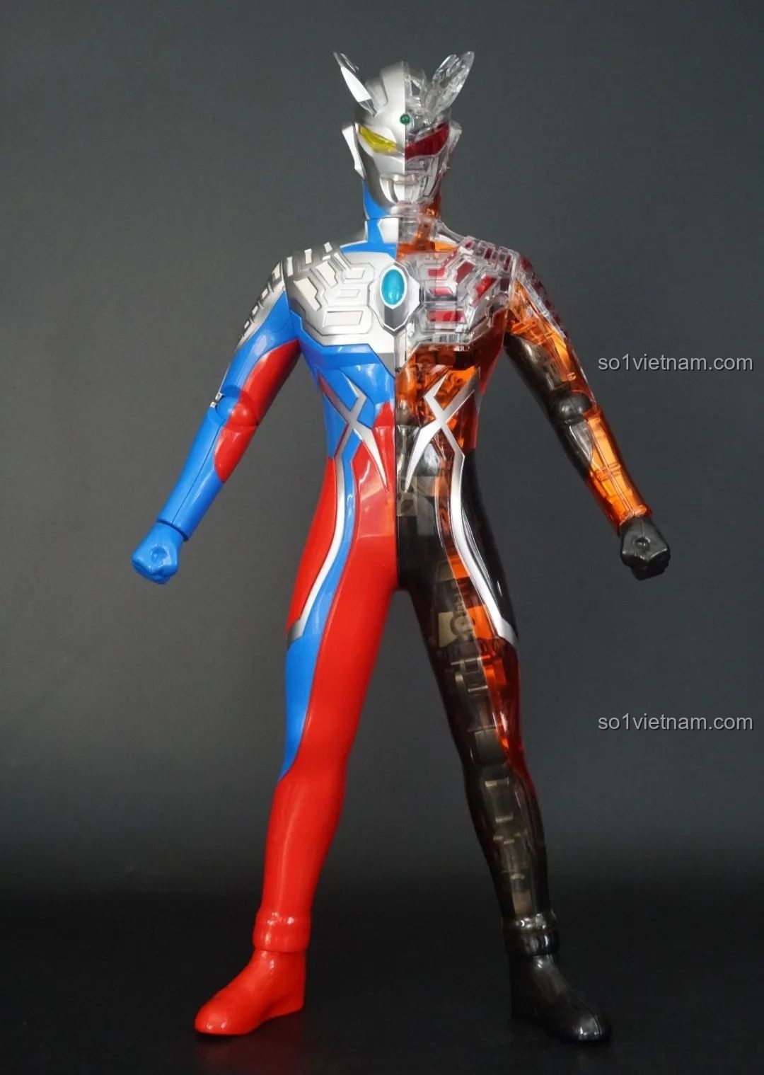 Mô hình Ultraman Zero: Darklops Zero TC2414 hoàn thiện nhìn trực diện, khoe trọn thiết kế bán trong suốt độc đáo và màu sắc nổi bật.