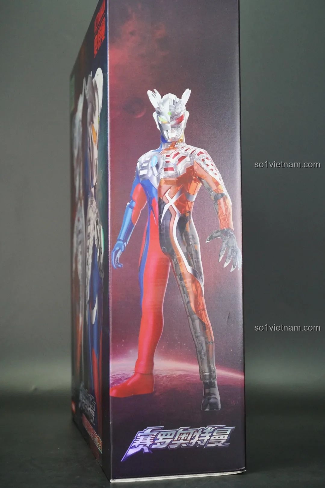 Cạnh hộp mô hình lắp ráp Ultraman Zero: Darklops Zero TC2414 với hình ảnh Ultraman Zero bán trong suốt, hé lộ cấu trúc bên trong.