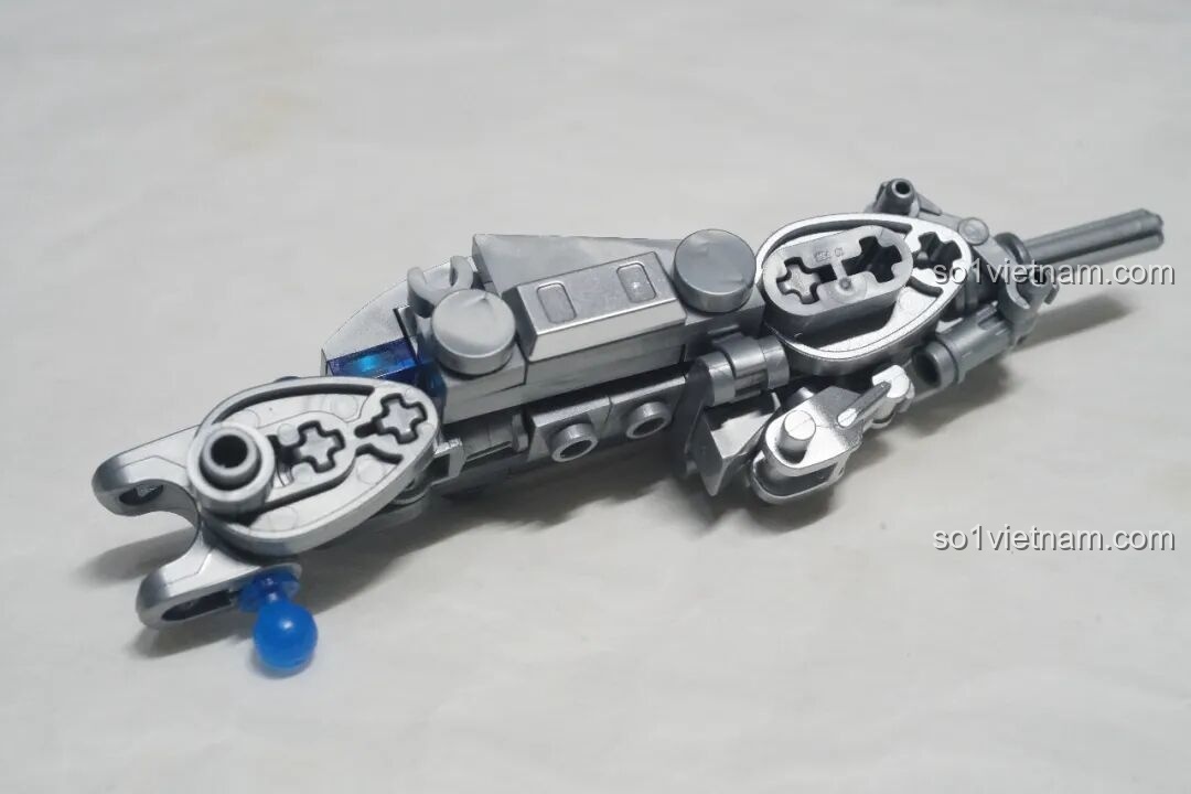 Cận cảnh khung xương cánh tay của mô hình Ultraman Zero: Darklops Zero TC2414, với các chi tiết nhỏ được lắp ráp tỉ mỉ.