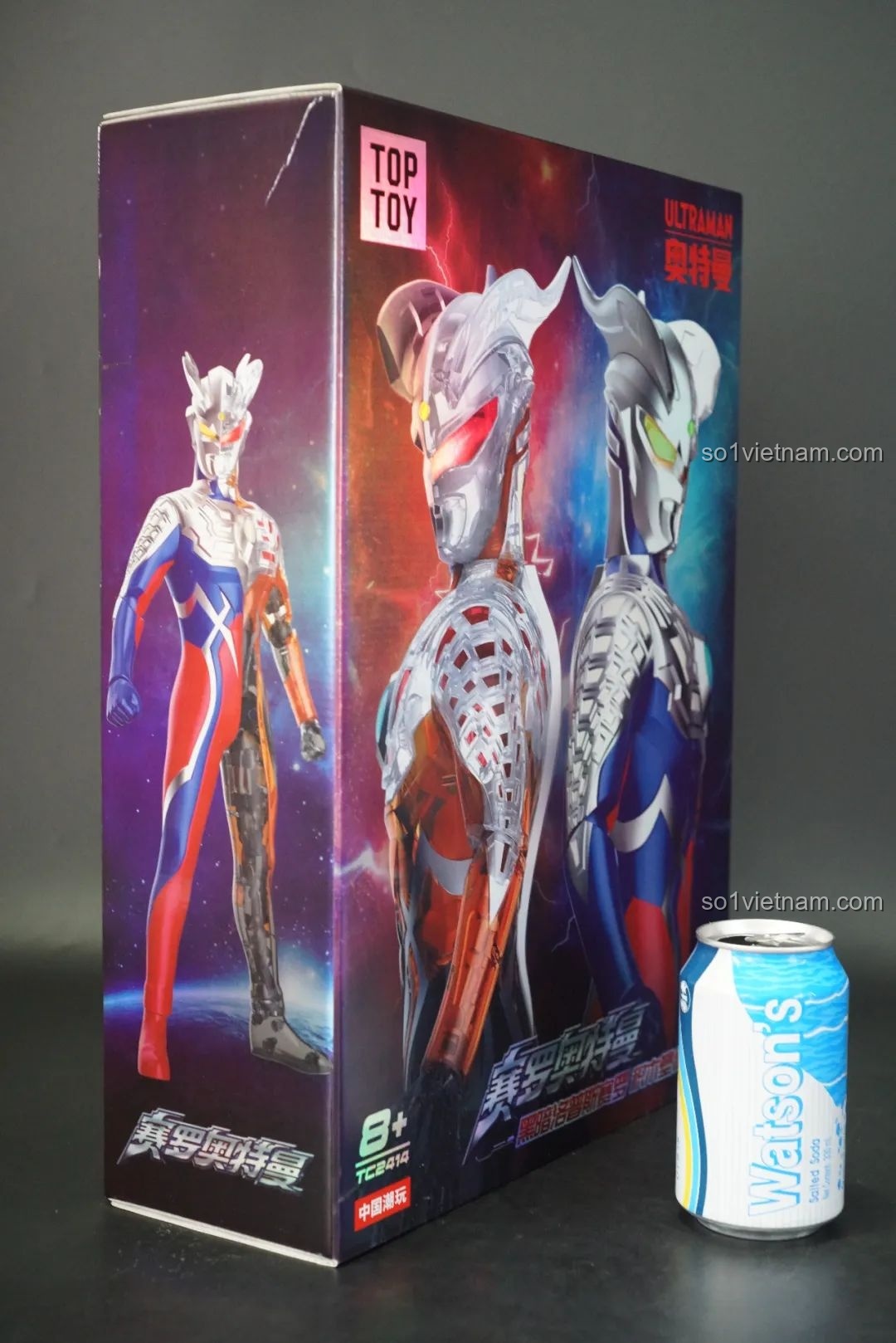 So sánh kích thước hộp mô hình lắp ráp Ultraman Zero: Darklops Zero TC2414 với lon nước ngọt, cho thấy sự hoành tráng của sản phẩm.