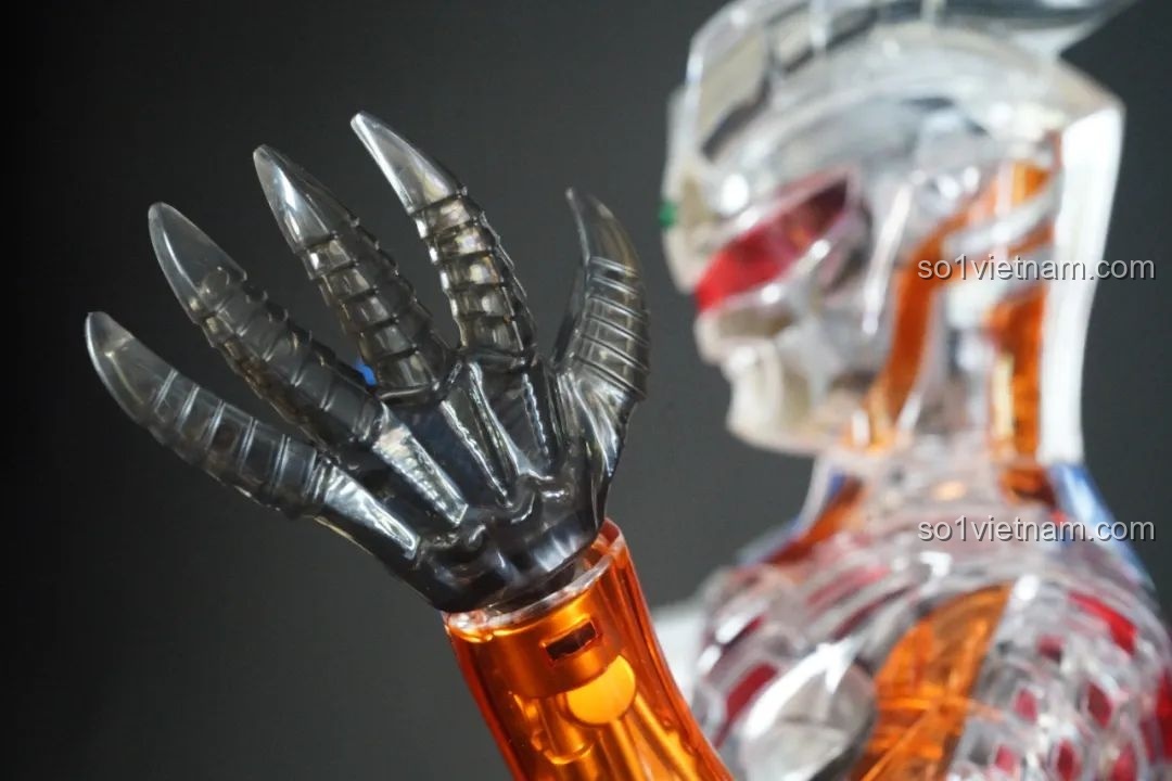 Mô hình Ultraman Zero: Darklops Zero TC2414 tạo dáng chiến đấu từ góc nhìn trên cao, thể hiện sự năng động và linh hoạt.