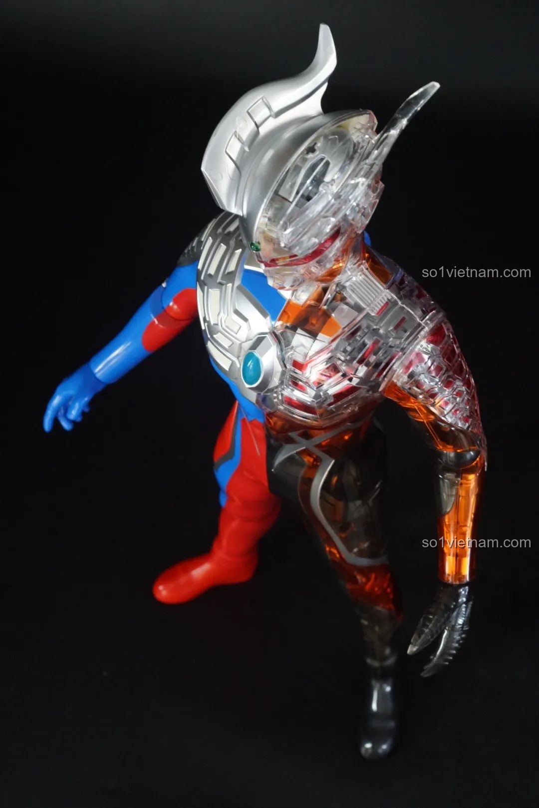 Mô hình Ultraman Zero: Darklops Zero TC2414 tạo dáng chiến đấu với cánh tay giơ cao, thể hiện sự uyển chuyển và mạnh mẽ.