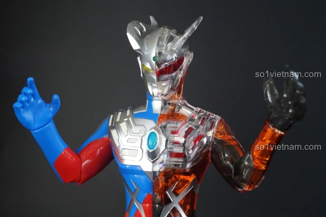 Mô hình Ultraman Zero: Darklops Zero TC2414 với phụ kiện tay thay thế của Ultraman Zero, thể hiện tư thế sẵn sàng chiến đấu.