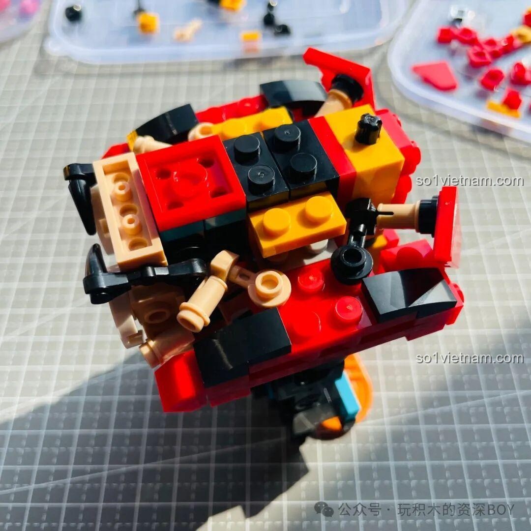 Review cấu trúc bên trong phức tạp của mô hình Tuole L8004 Kabutack, cần thiết để tạo ra lớp vỏ ngoài tròn trịa.