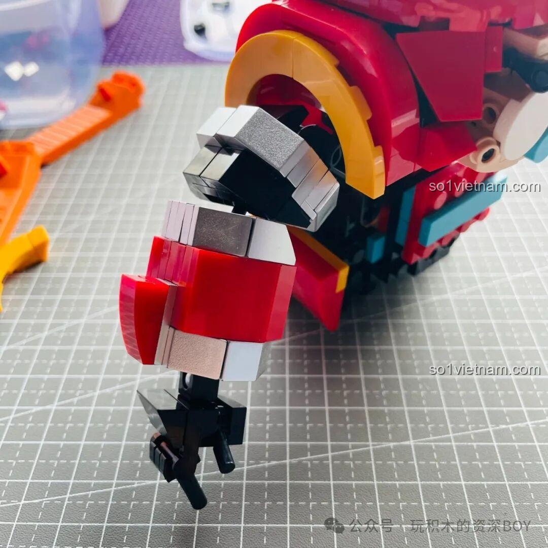 Review mô hình Tuole L8004 Kabutack sau khi gắn cánh tay vào thân, robot đã trở nên hoàn chỉnh hơn.