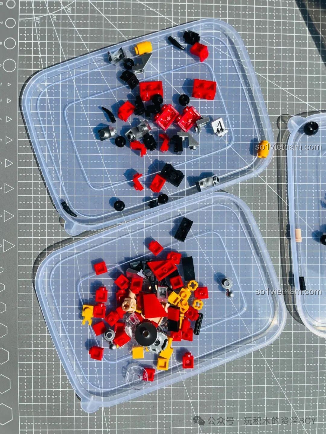 Review quá trình phân loại các chi tiết của mô hình Tuole L8004 Kabutack ra các khay nhựa để chuẩn bị lắp ráp.