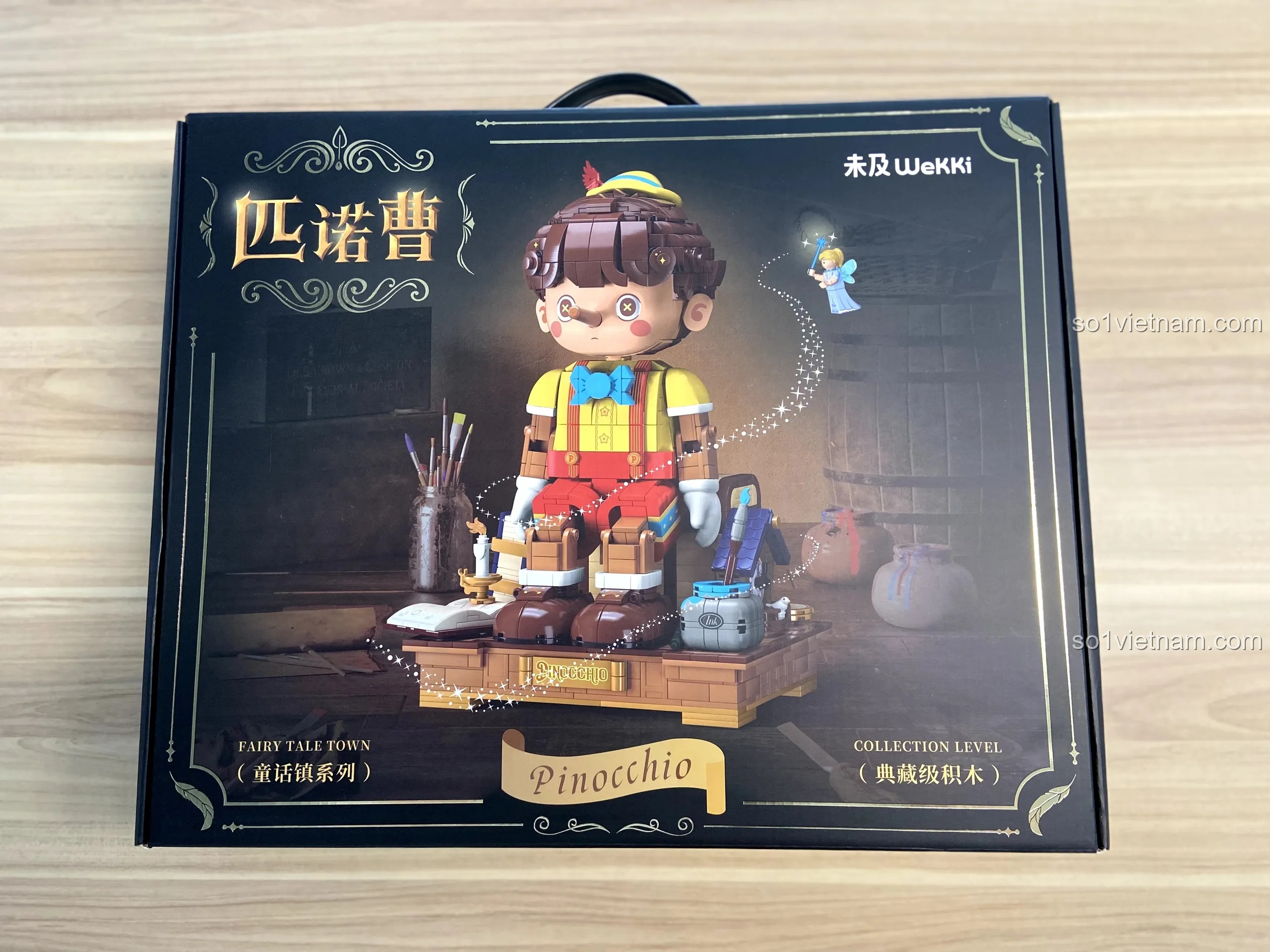 Hộp sản phẩm bộ lắp ghép Wekki 506186 Người gỗ Pinocchio với hình ảnh mô hình và cô Tiên xanh.