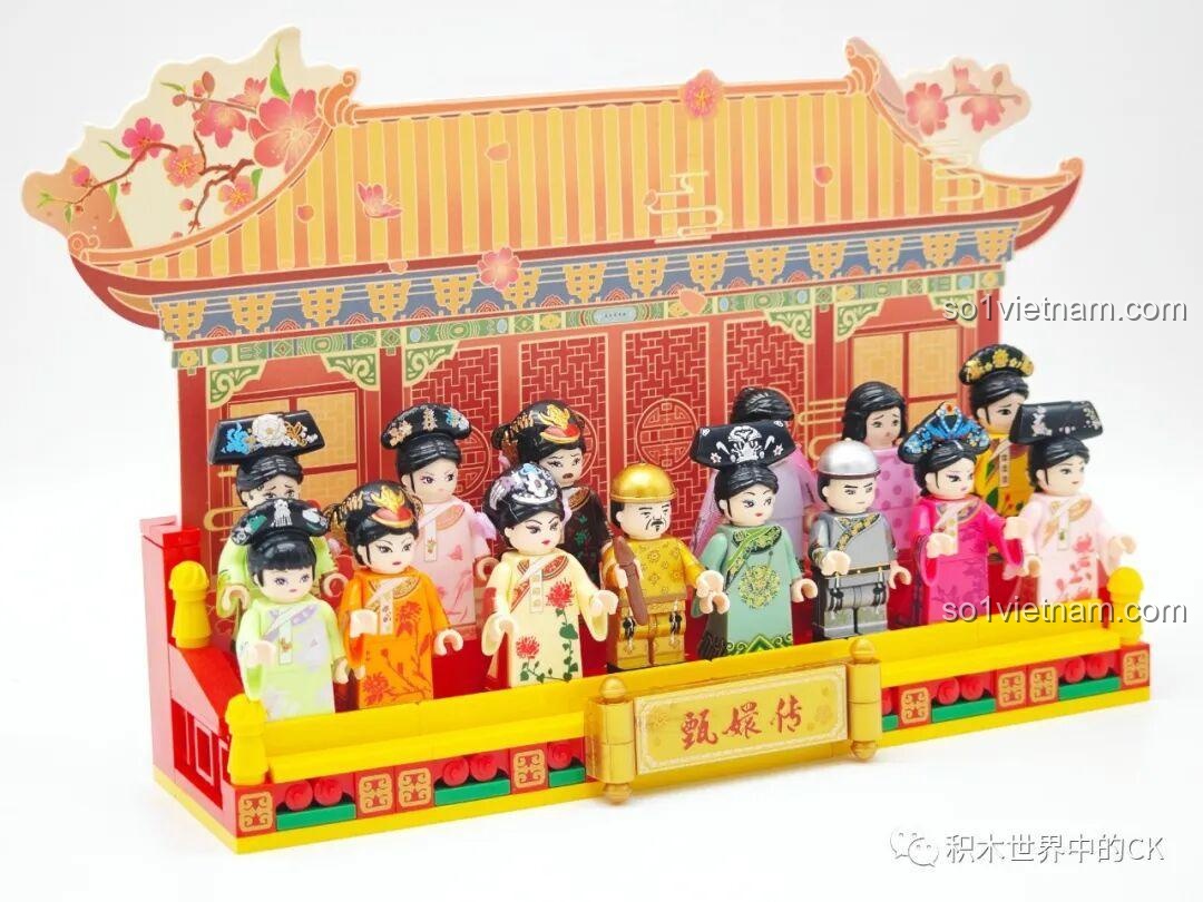 Minifigure màu hồng thứ ba trong bộ đồ chơi Wekki 518001.