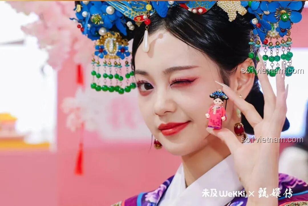 Minifigure màu hồng thứ tư trong bộ đồ chơi Wekki 518001.