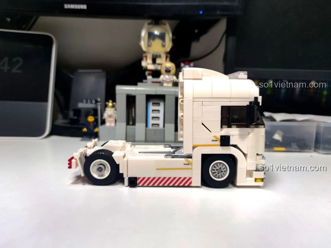 Góc nhìn bên hông của bộ lắp ráp Xe tải Châu Âu Xbert 66032 đã hoàn thiện