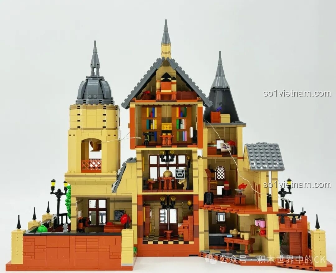 Chi tiết cổng vào của Học viện Pháp thuật ZHEGAO 613004 với tượng hiệp sĩ, đèn đường và những viên đá lát đường đủ màu sắc, tạo không gian sống động.